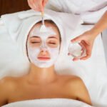 mujer con mascarilla facial hidratante