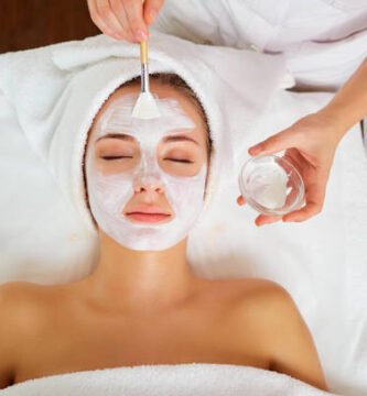 mujer con mascarilla facial hidratante