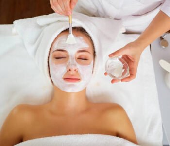 mujer con mascarilla facial hidratante